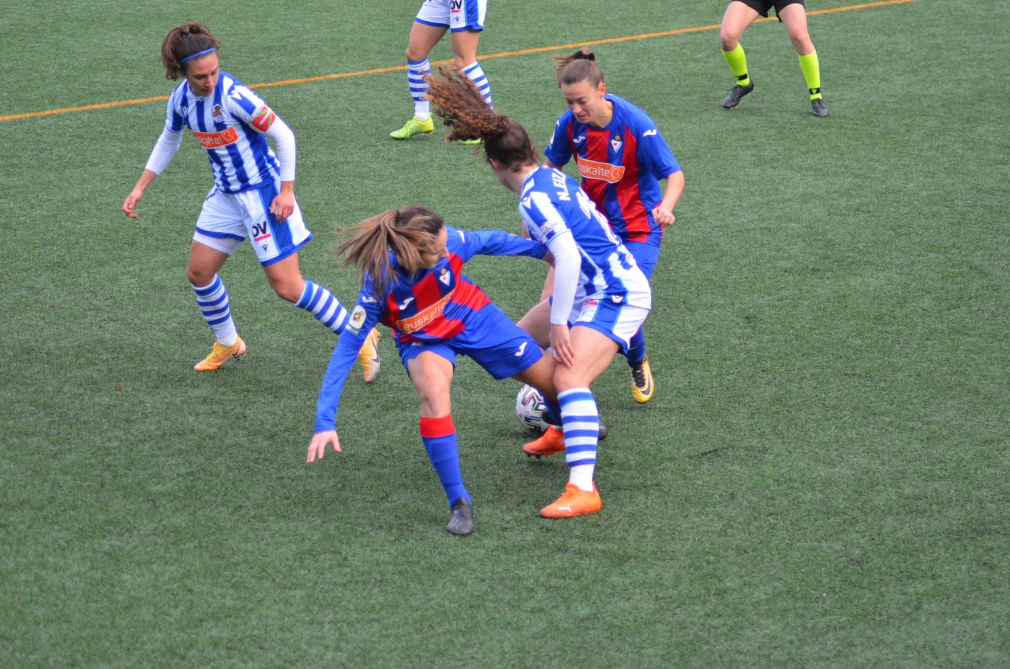 El Eibar y la Real Sociedad empataron a dos en el derbi.