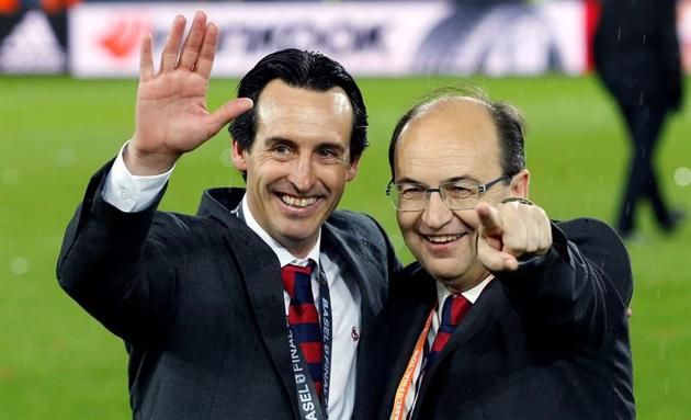 Emery celebra con Castro la quinta Europa League.