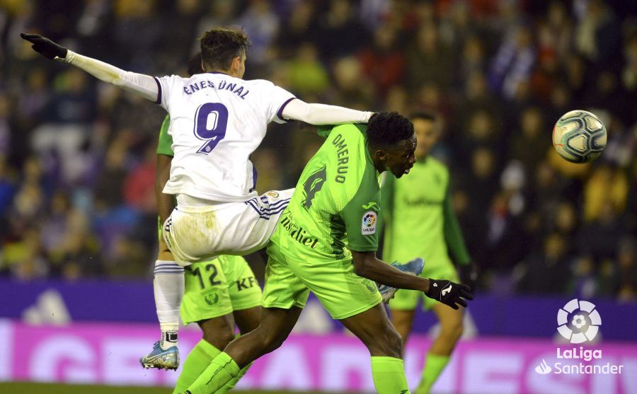  Enes Ünal, en un salto con dos rivales del Leganés.