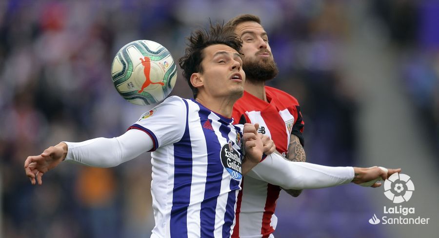 Enes Ünal pugna con Iñigo Martínez por un balón.
