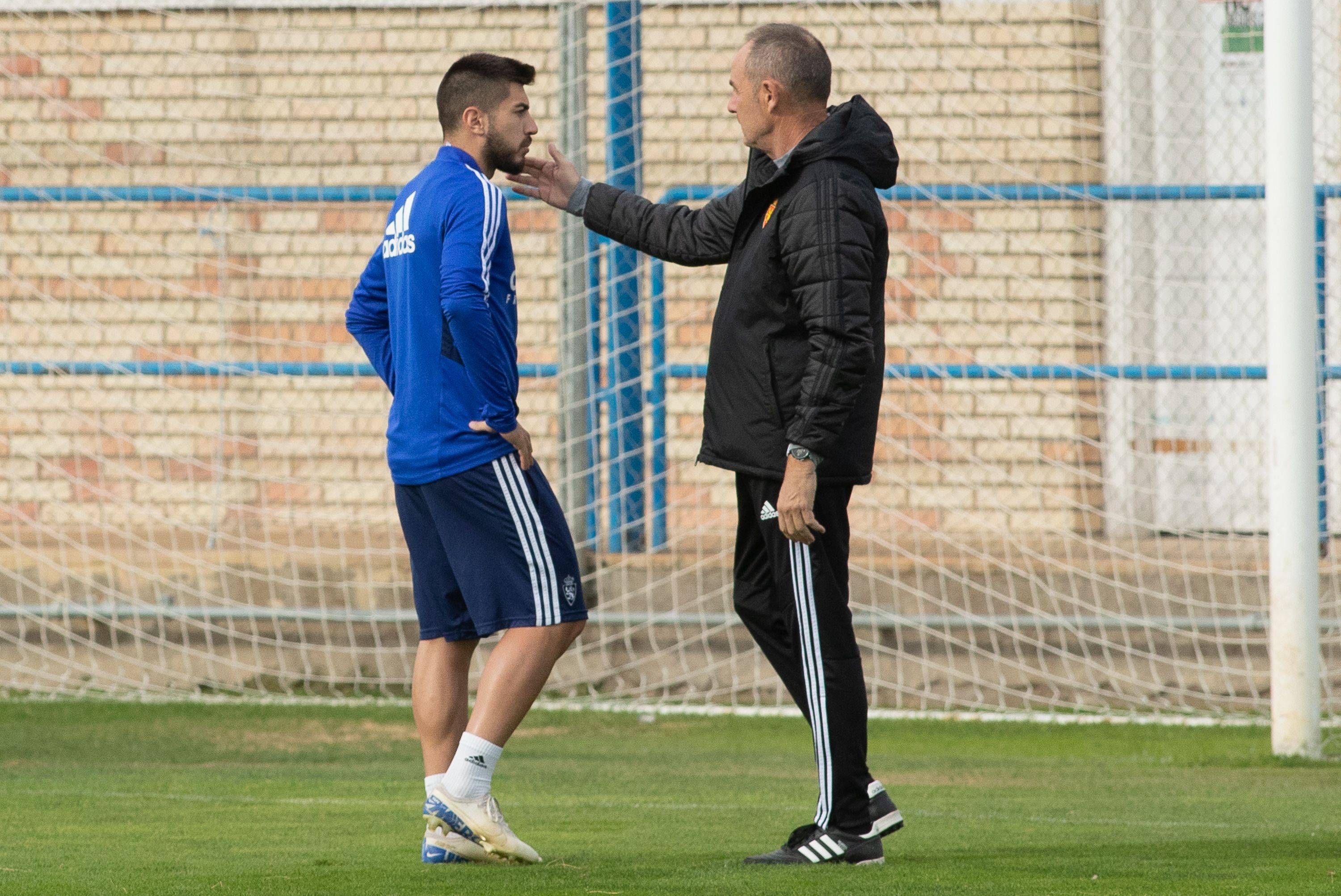  Víctor conversa con Papu en el entrenamiento del Real Zaragoza.