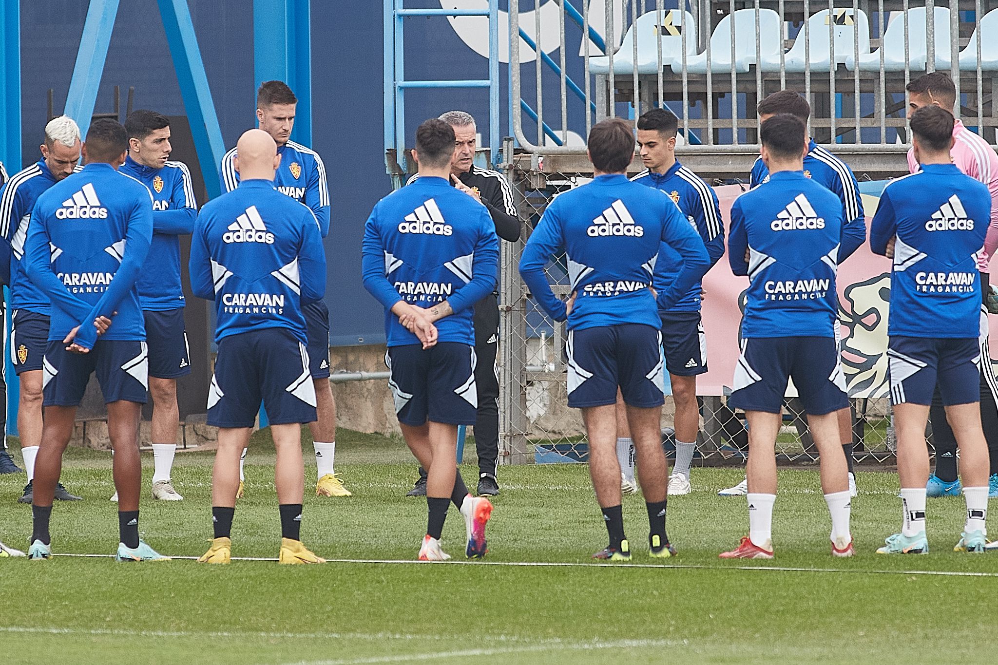  Fran Escribá se dirige a sus jugadores.