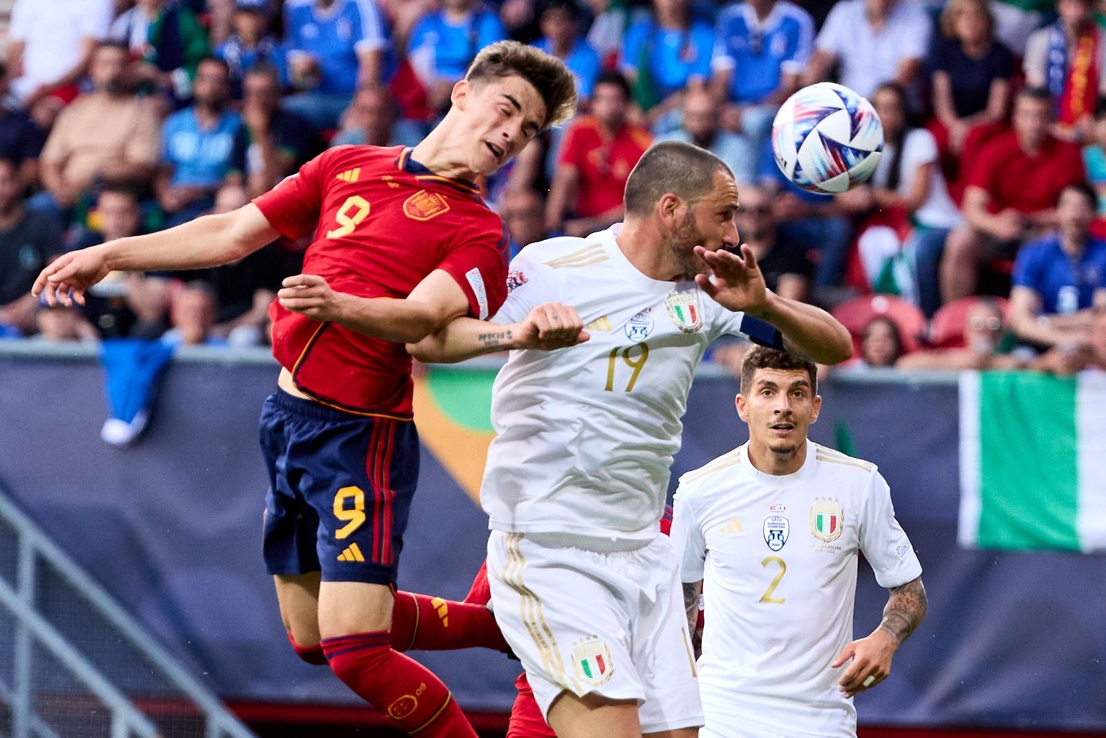 Gavi y Giorgio Chiellini pelean un balón aéreo en el España-Italia.