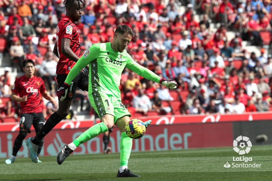  Álex Remiro, presionado por Kadewere en el Mallorca - Real Sociedad.