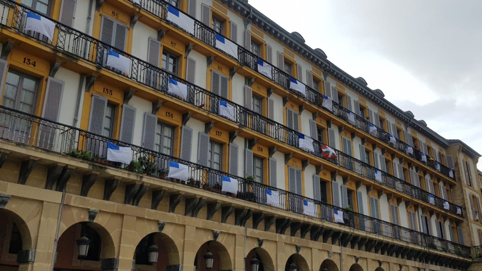  Fachada de un edificio de Donosti en el Día de San Sebastián 2021.