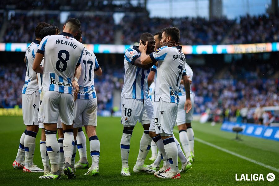 Los jugadores de la Real Sociedad celebran un gol contra el Granada.