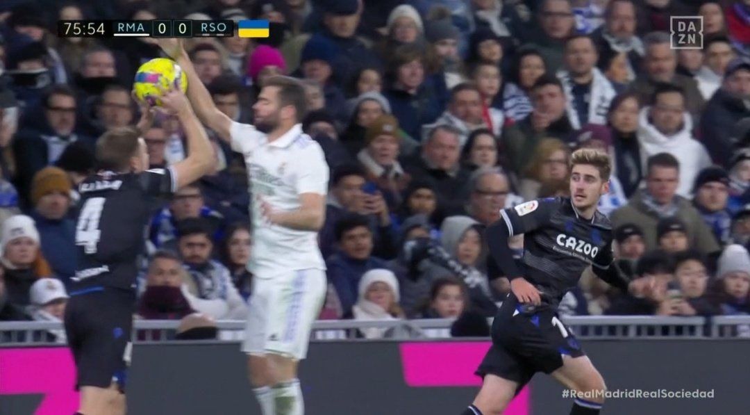  Nacho impide sacar a Illarra en el Madrid - Real Sociedad.