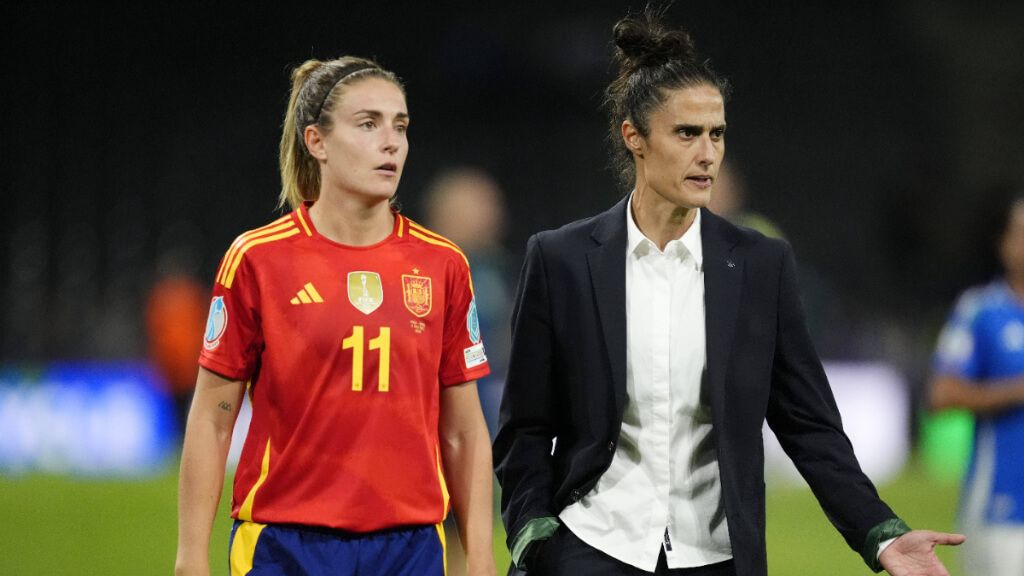 Montse Tomé, junto a Alexia Putellas, en un partido de la Selección Española (foto: Cordon Press