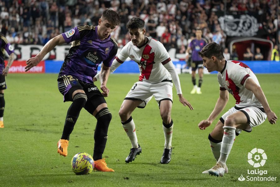  Fresneda protege el balón.