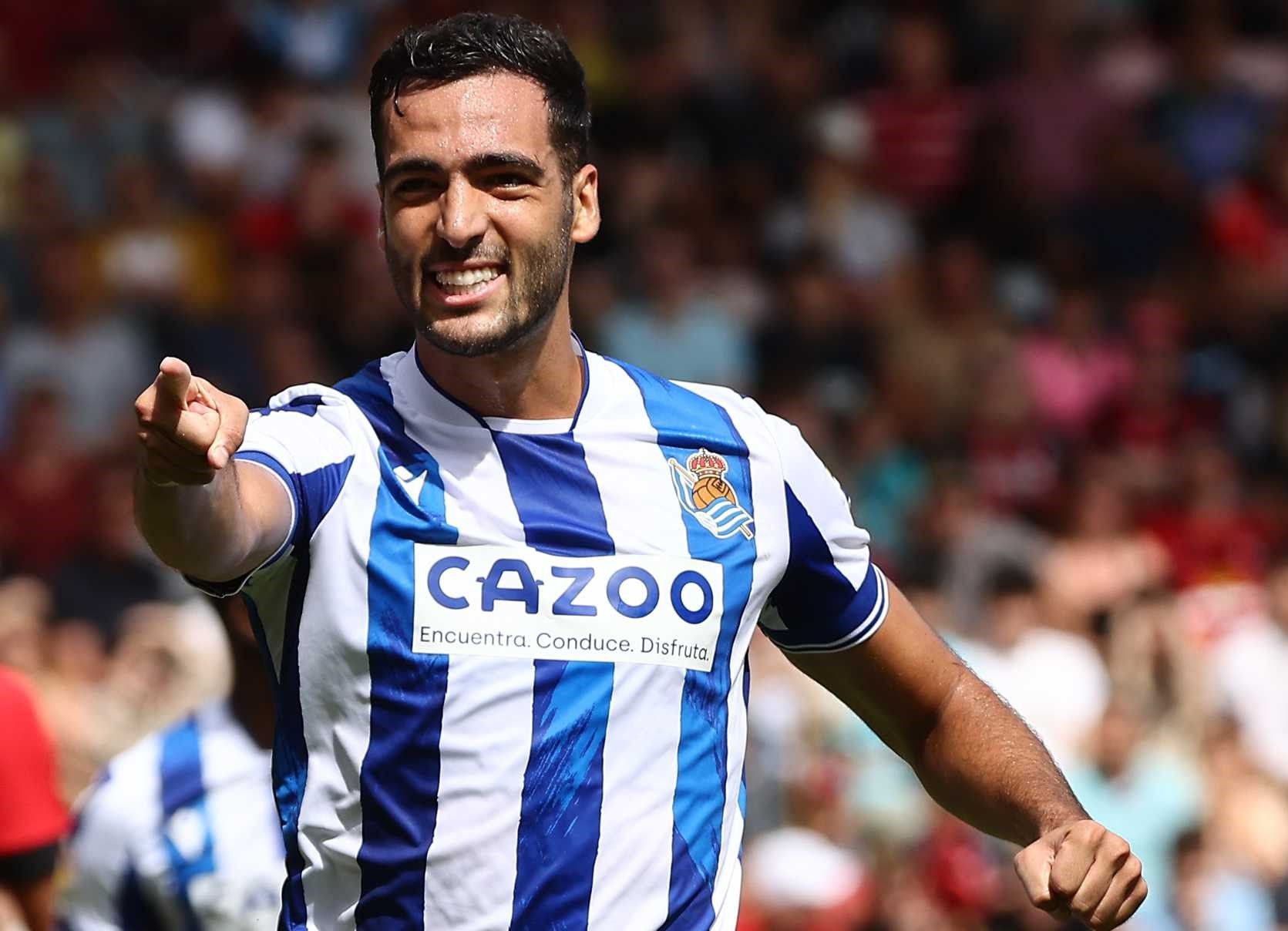 Mikel Merino celebra un gol en un partido con la Real Sociedad.