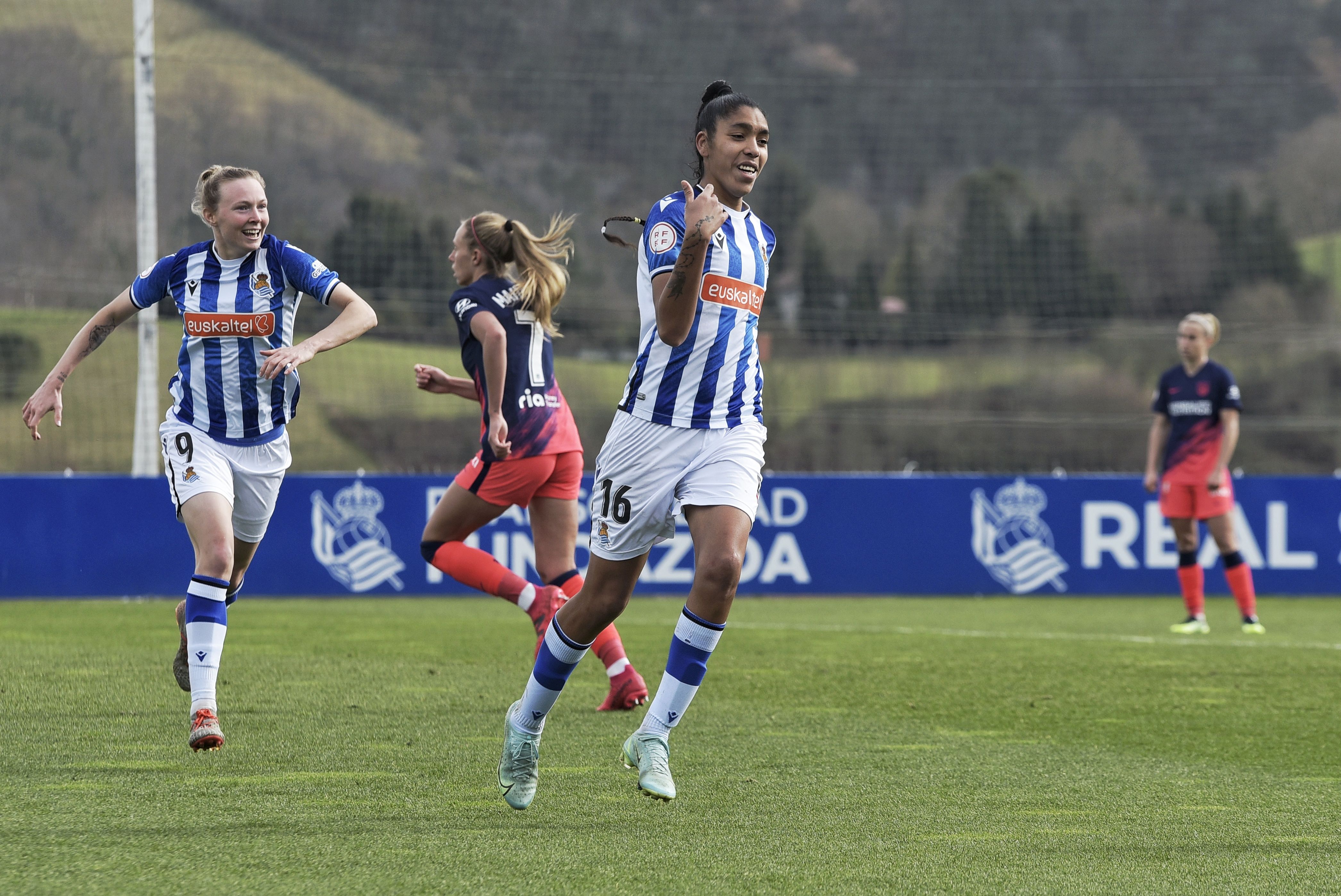 Gaby celebra el segundo gol de la Real.