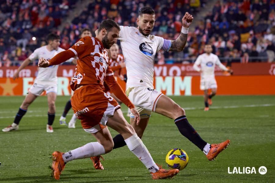  Javi Sánchez tapa un balón en Girona.