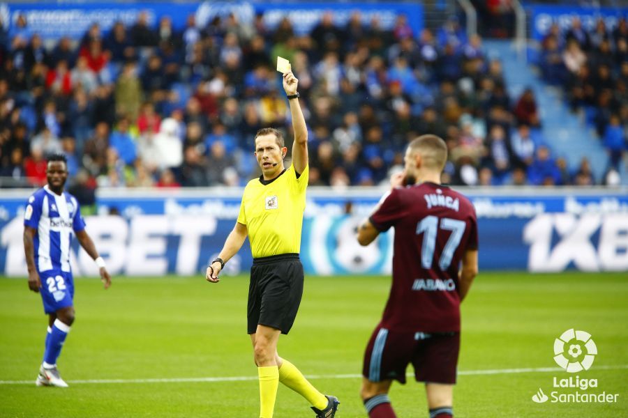  El colegiado González González amonesta a un jugador en el Alavés-Celta.