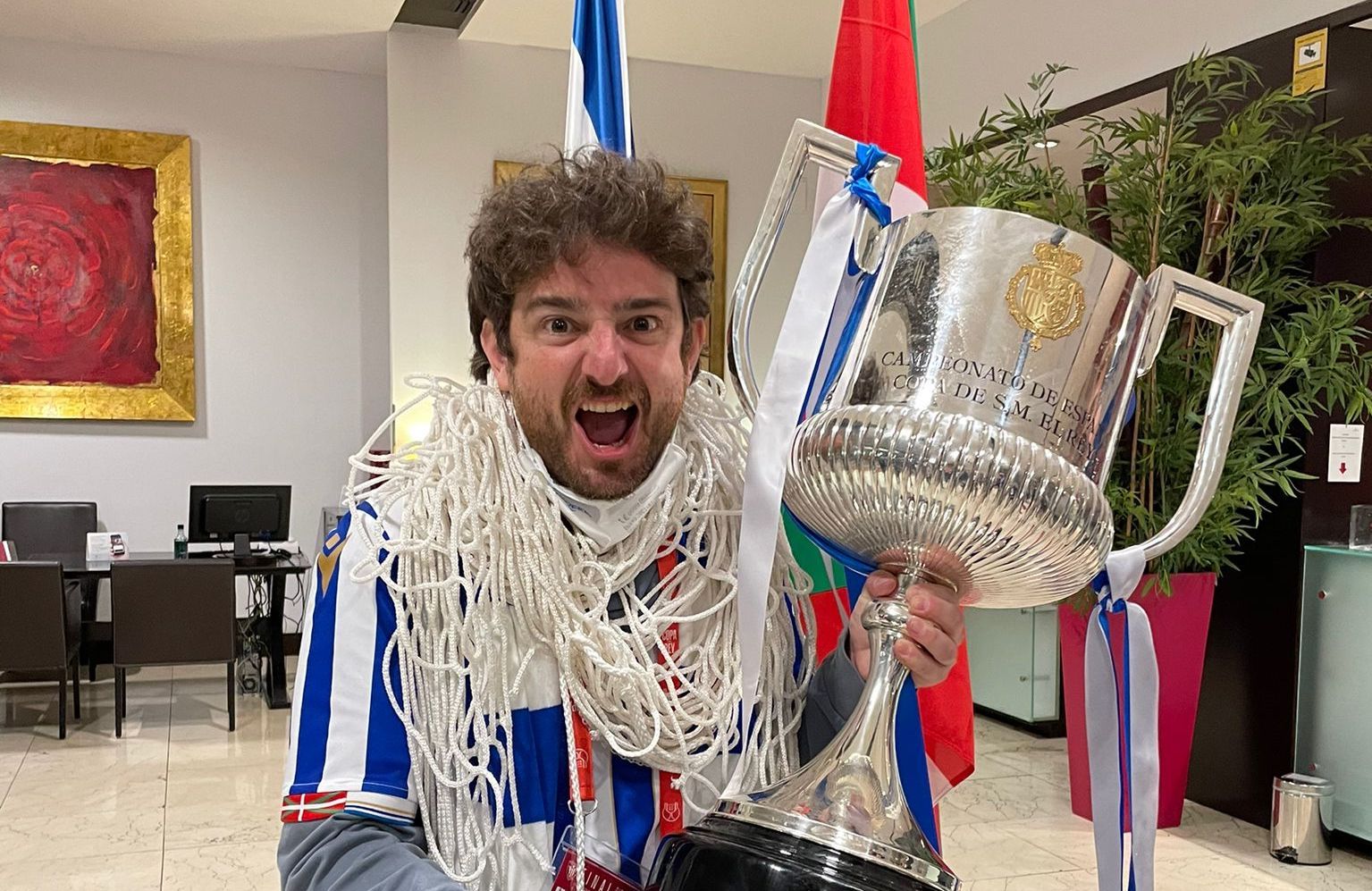  Gorka Otxoa posa con la Copa del Rey de la Real Sociedad.
