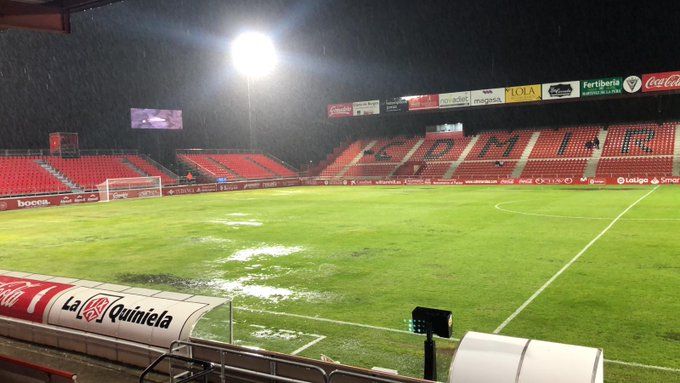  Gran cantidad de agua acumulada en el césped de Anduva.