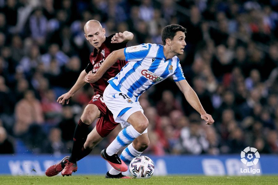 Guevara, ante Guridi, durante el Real Sociedad-Mirandés.