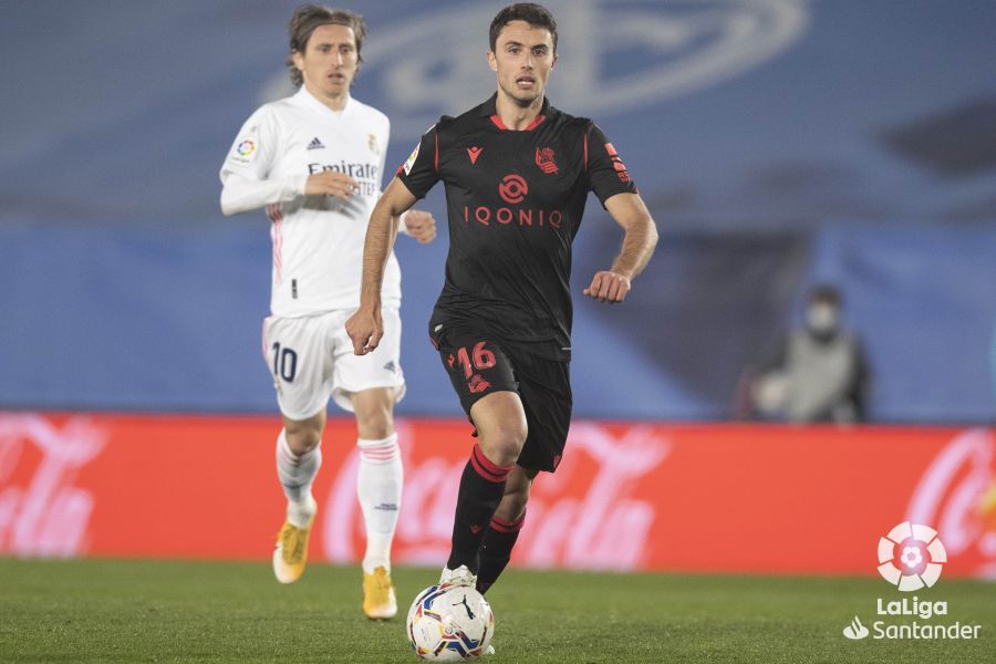 Ander Guevara conduce el esférico ante la mirada de Luka Modric.