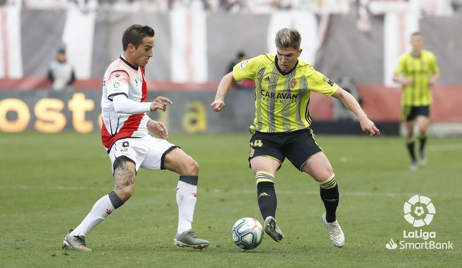  Guti intenta controlar el esférico.