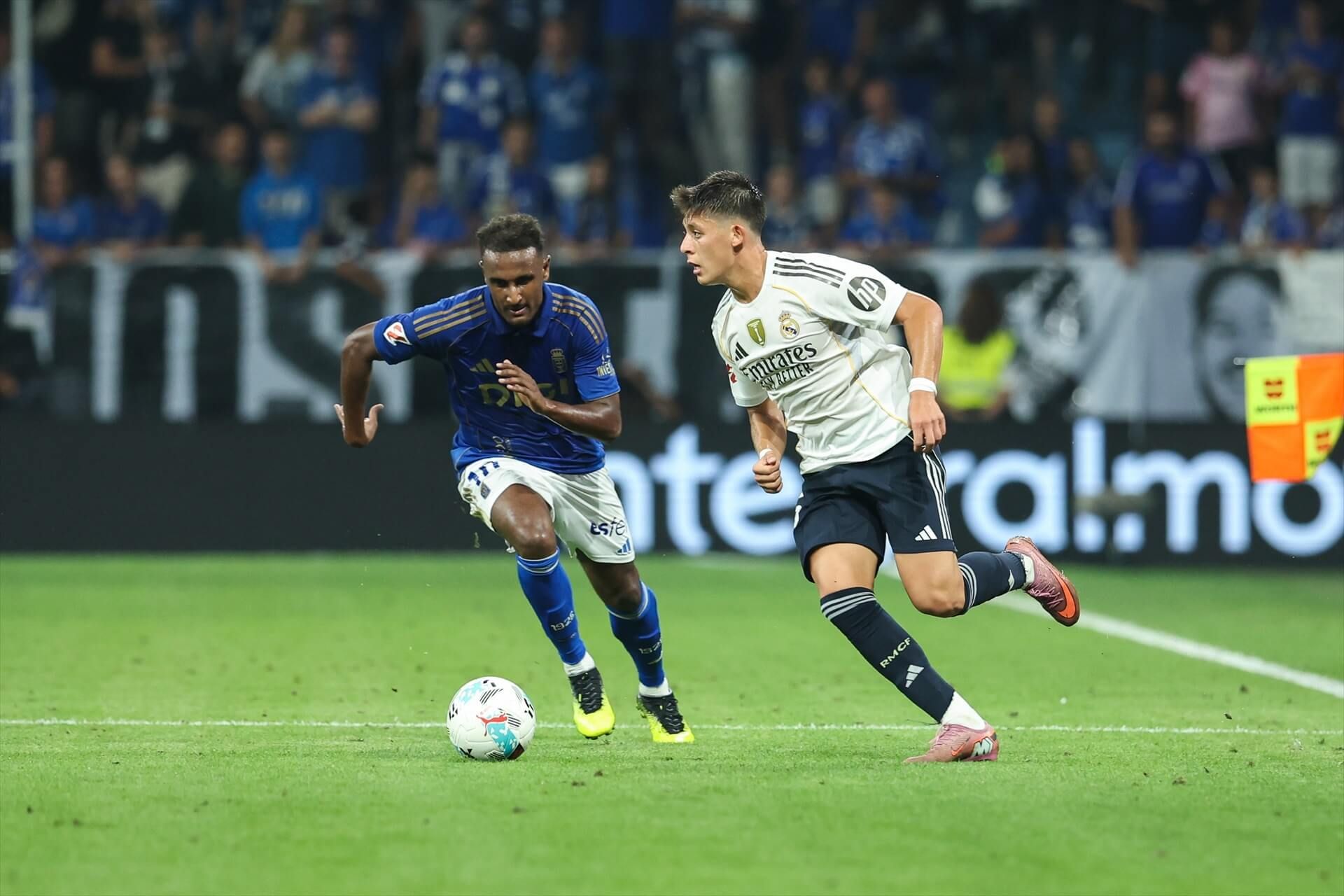  Haissem Hassan persigue a Arda Güler en el Real Oviedo-Real Madrid.