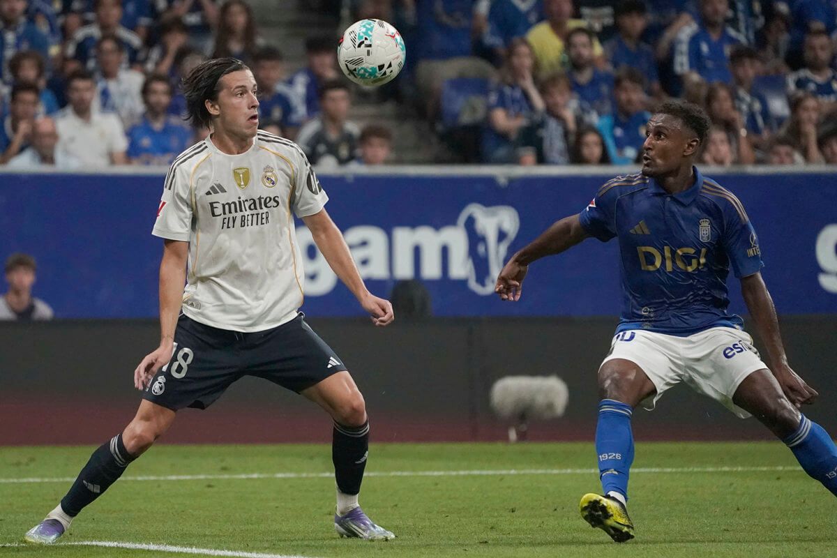 Haissem Hassan pelea un balón con Álvaro Carreras en el Real Oviedo-Real Madrid.