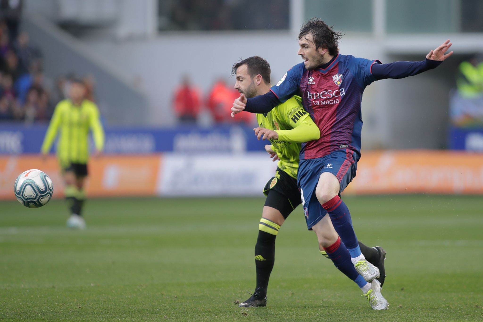  Guitián y Eugeni pugnan por un balón en el Huesca-Zaragoza.