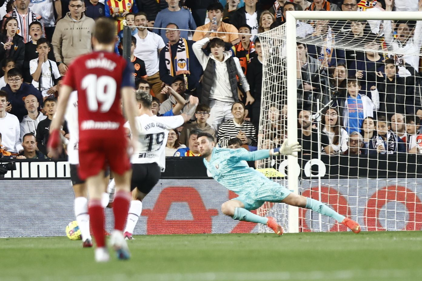  Hugo Duro, del Valencia CF chuta ante Herrera