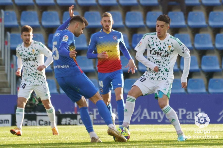  Hugo Rama encima a un rival en el Andorra-Oviedo.