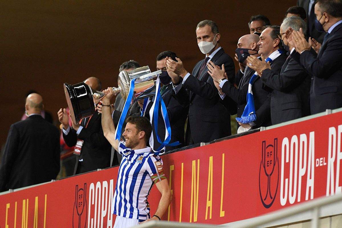 Illarramendi recoge la Copa del Rey.