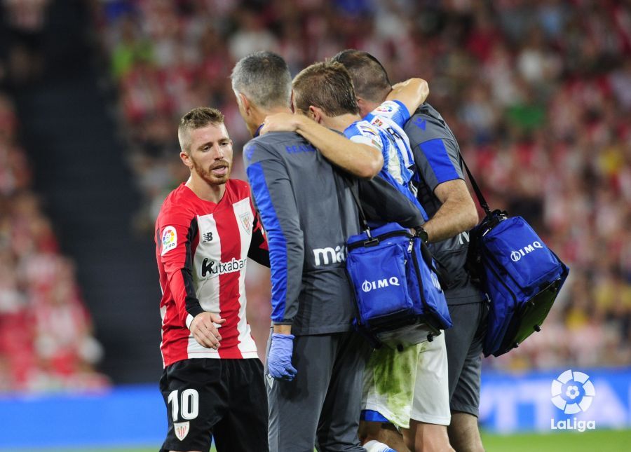 Muniain se preocupa por el estado de Illarramendi cuando el mutrikuarra salió lesionado en el derbi de San Mamés.