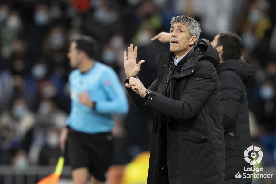Imanol da instrucciones a sus jugadores en el Bernabéu.