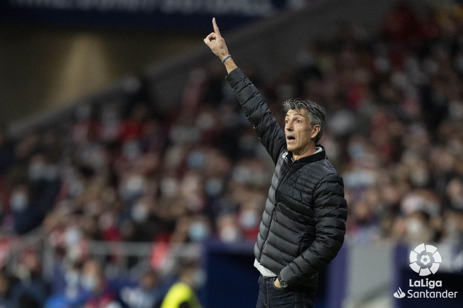  Imanol Alguacil da indicaciones durante un partido.