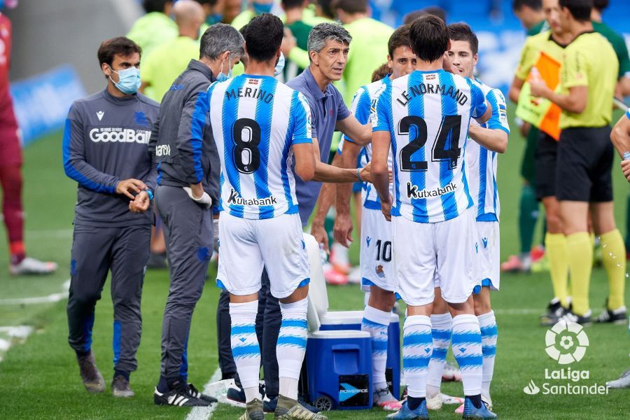  Imanol Alguacil aprovecha la pausa de hidratación para dar órdenes.