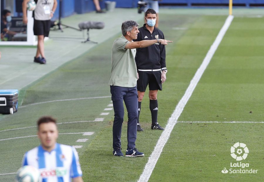  Imanol Alguacil da órdenes en la banda del estadio de La Cerámica.