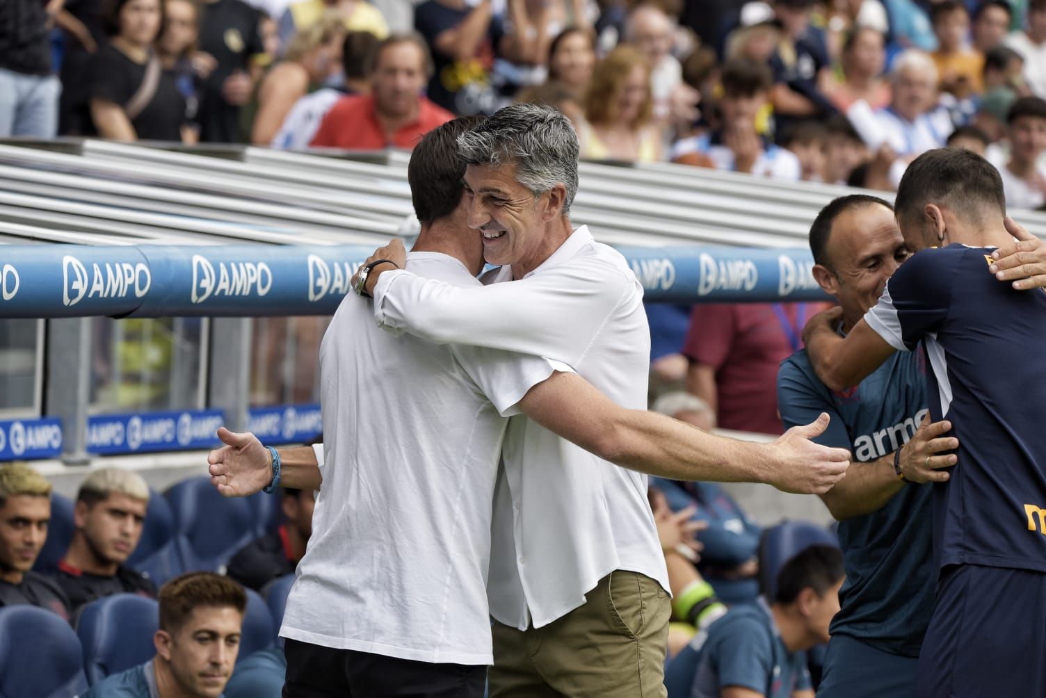  Imanol y Xabi Alonso se saludan en la previa del partido.