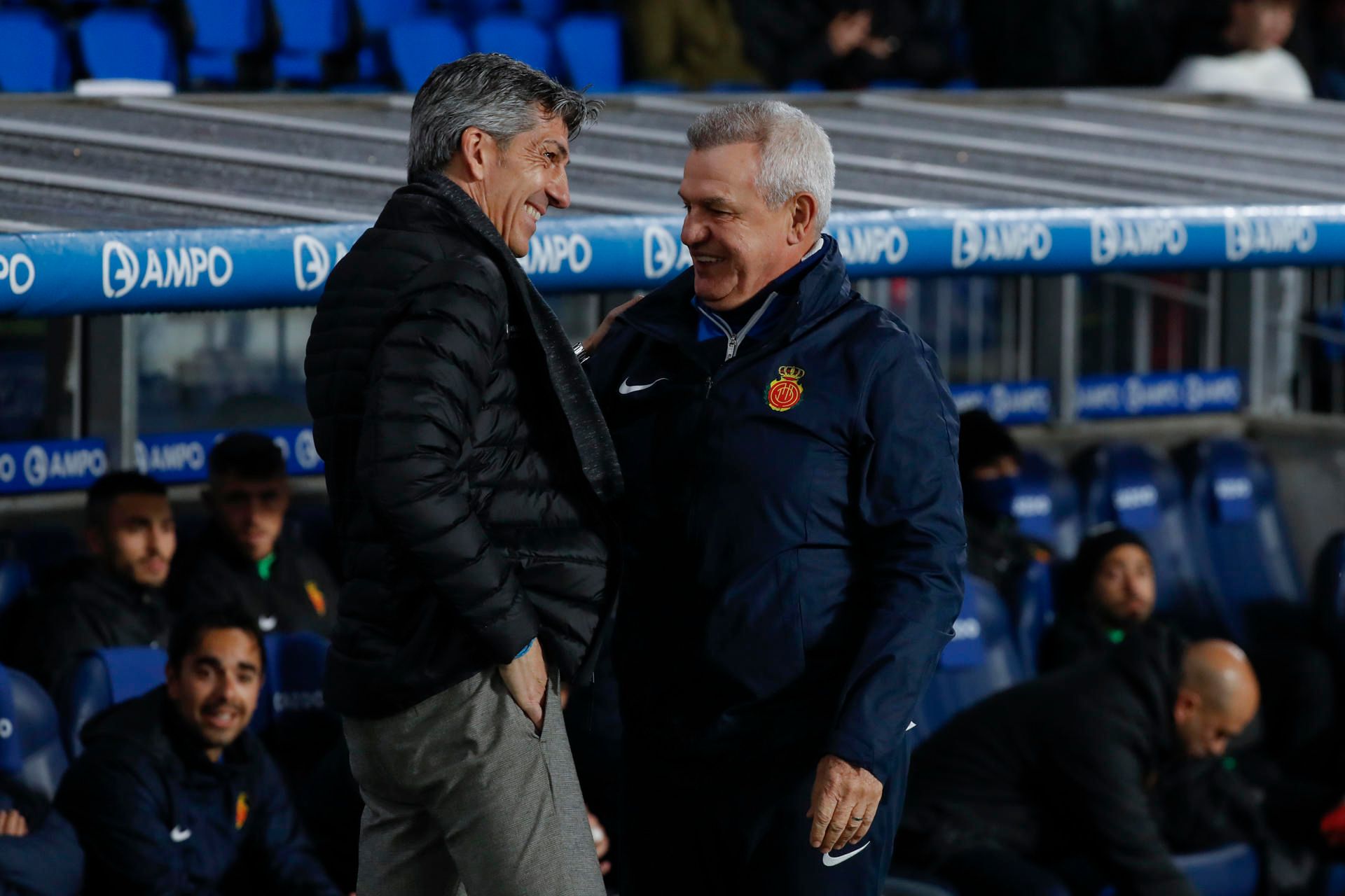  Saludo entre Imanol y Javier Aguirre en la previa del Real Sociedad-Mallorca de Copa.