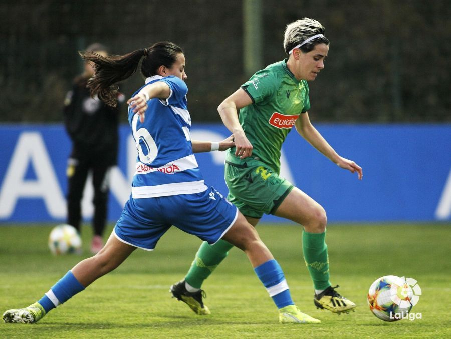  Iraia conduce el balón ante Michelle.