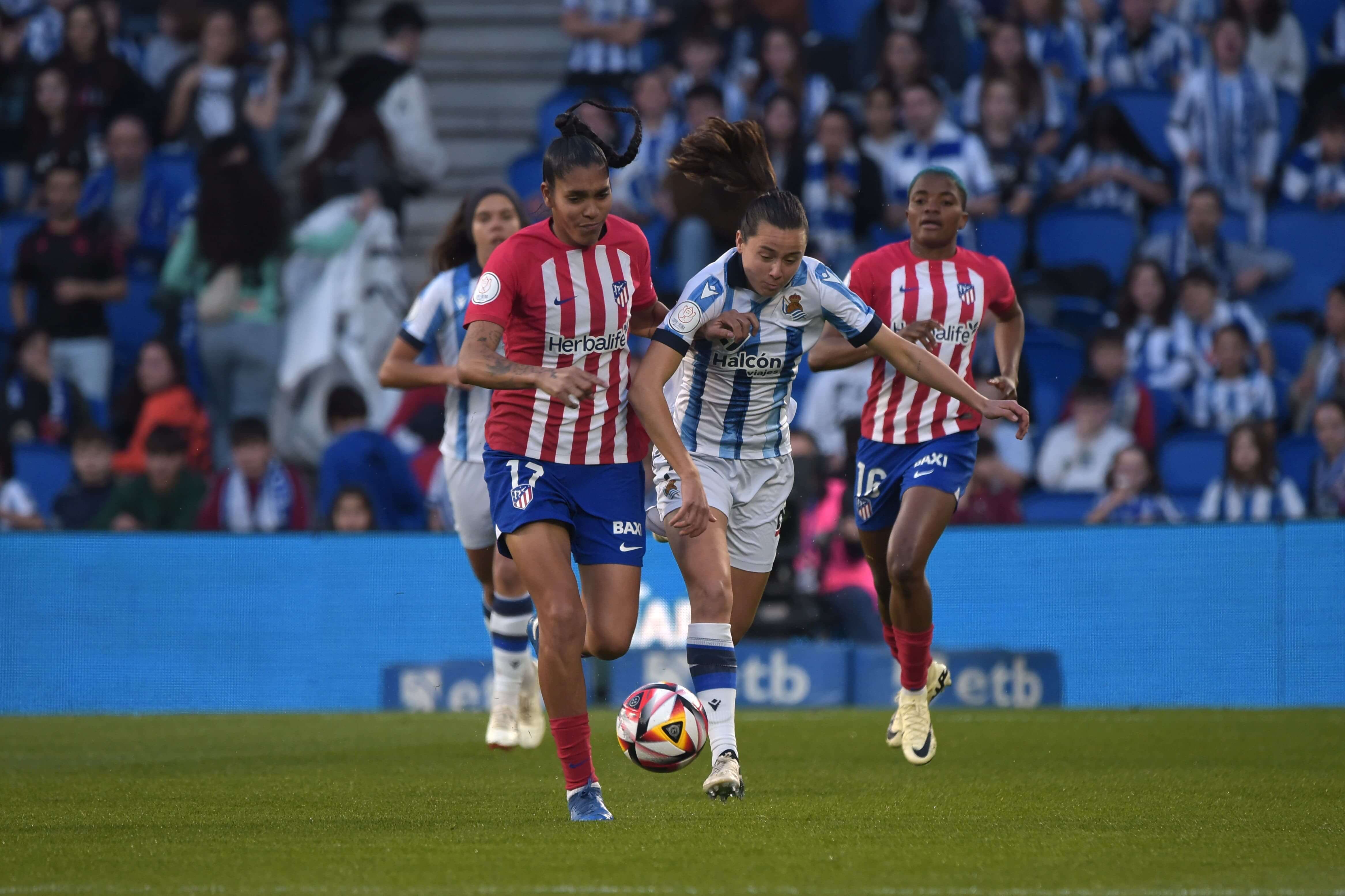 Amaur Sarriegi en un lance del Real Sociedad-Atlético.