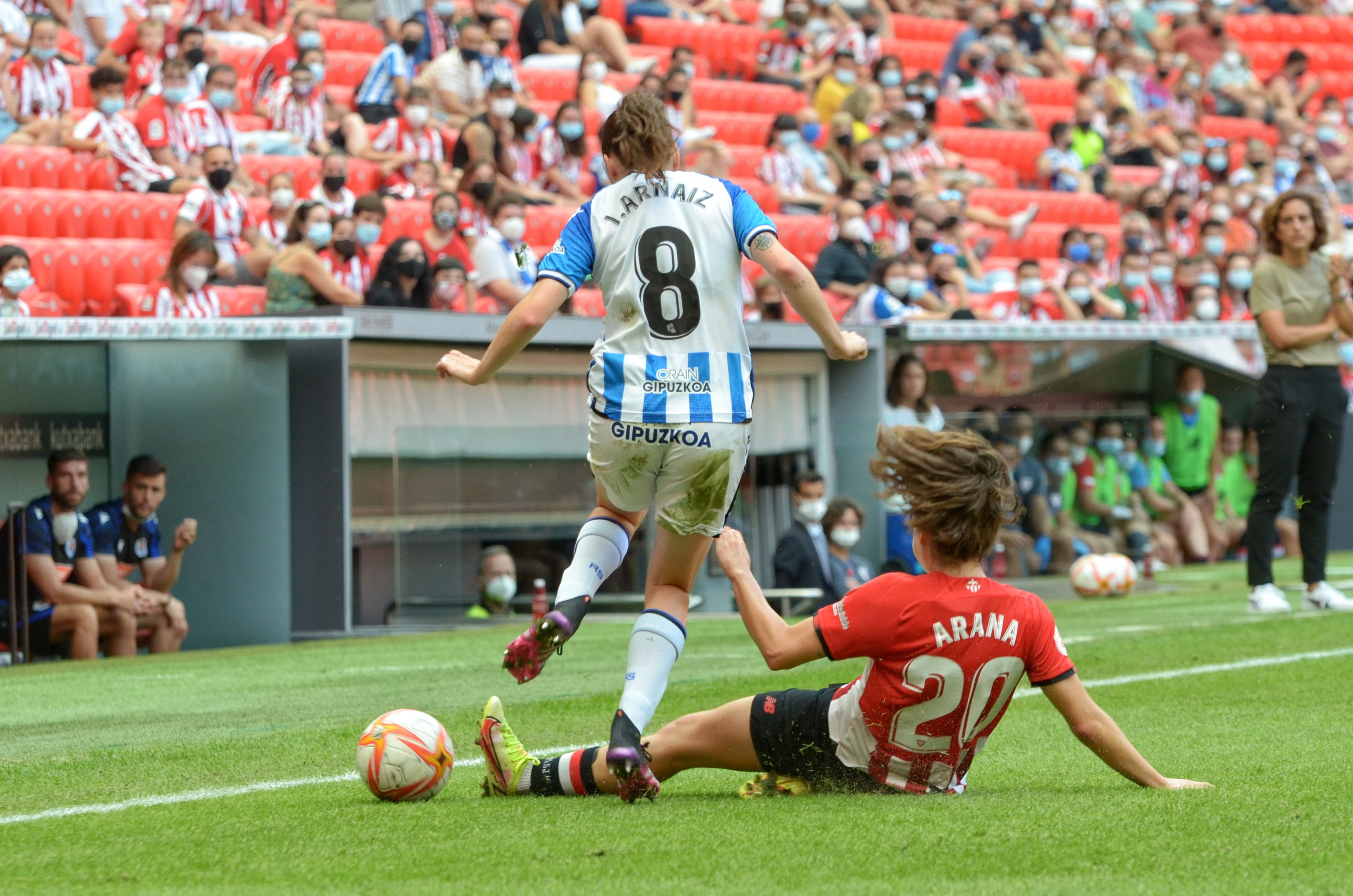 Iris Arnaiz pelea por un balón en el derbi femenino disputado en San Mamés.