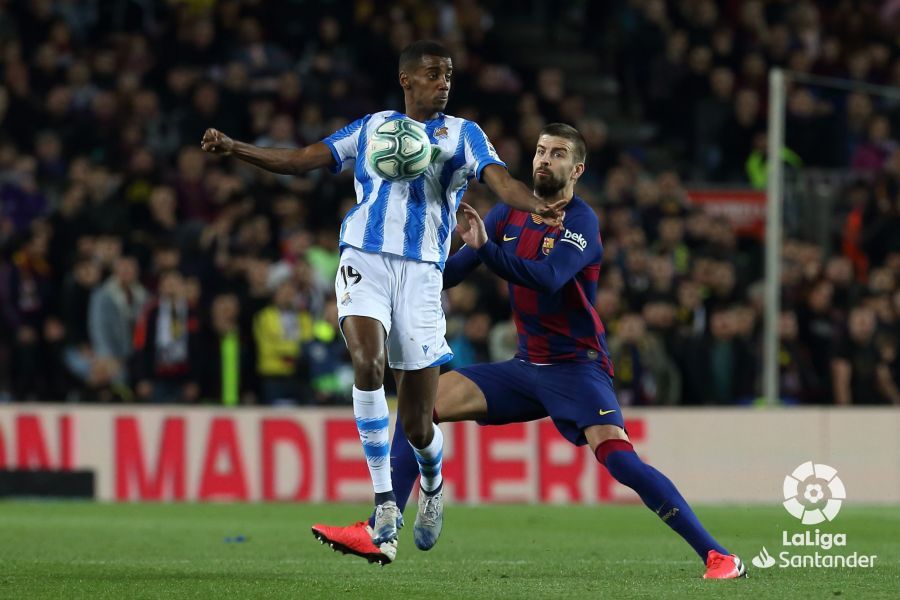  Isak controla el balón con el pecho ante la presión de Piqué.