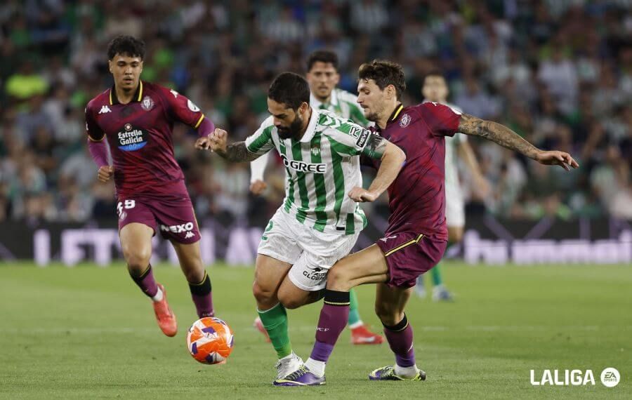  Isco Alarcón se zafa de una entrada de Stanko Juric (FOTO: LALIGA)