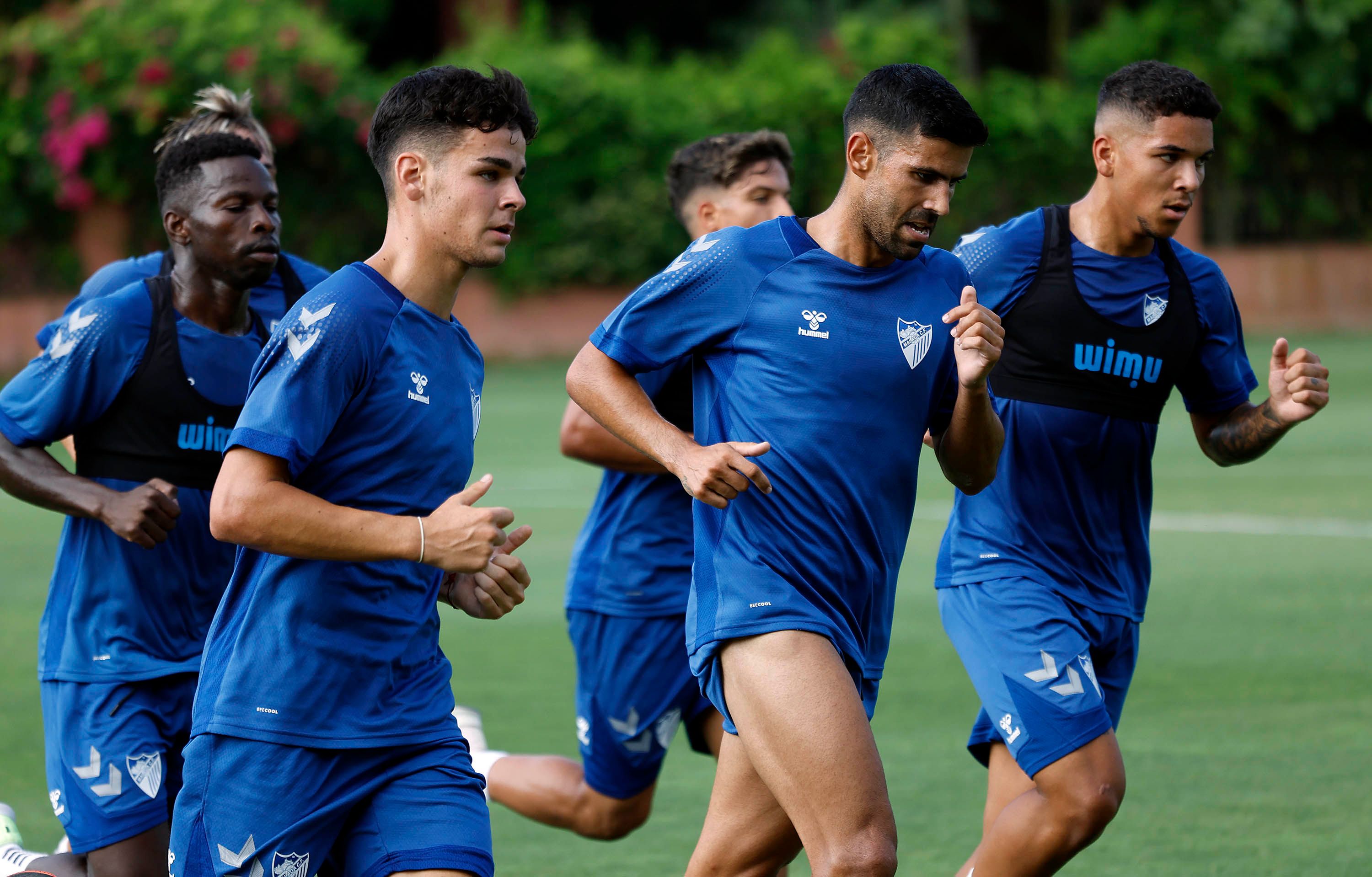 Issa Fomba y Loren, junto a otros compañeros en pretemporada (Foto: MCF).