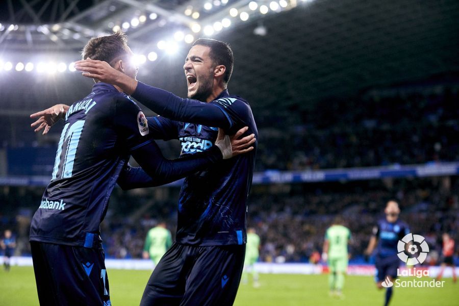  Januzaj y Merino celebrando el gol txuri urdin en el Real Sociedad-Leganés (Foto LaLiga).