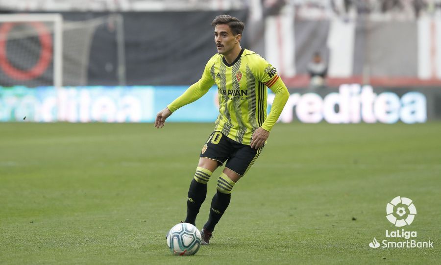 Javi Ros controla el esférico frente al Rayo.