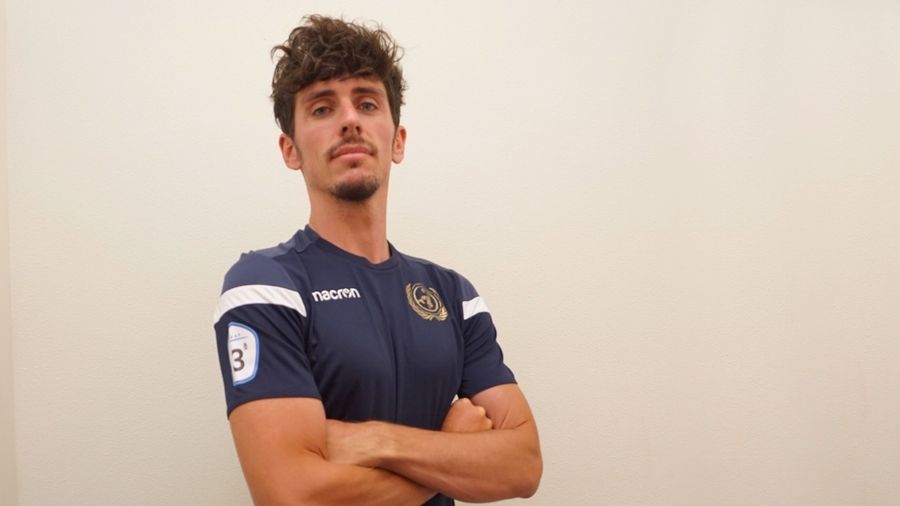 Javi Poves, presidente del Flat Earth FC, posa con la camiseta del club.