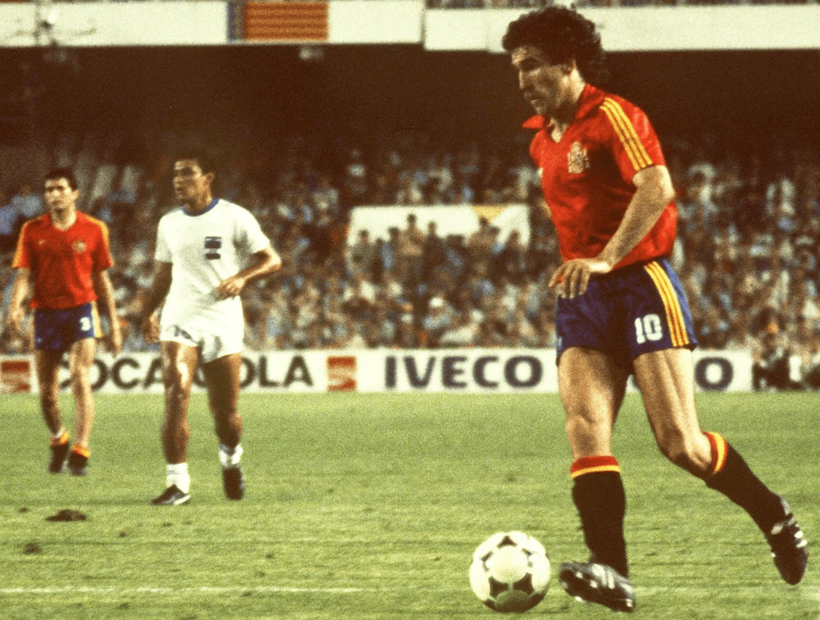  Jesús Mari Zamora conduce el balón durante el partido disputado en el estadio Luis Casanova, actu