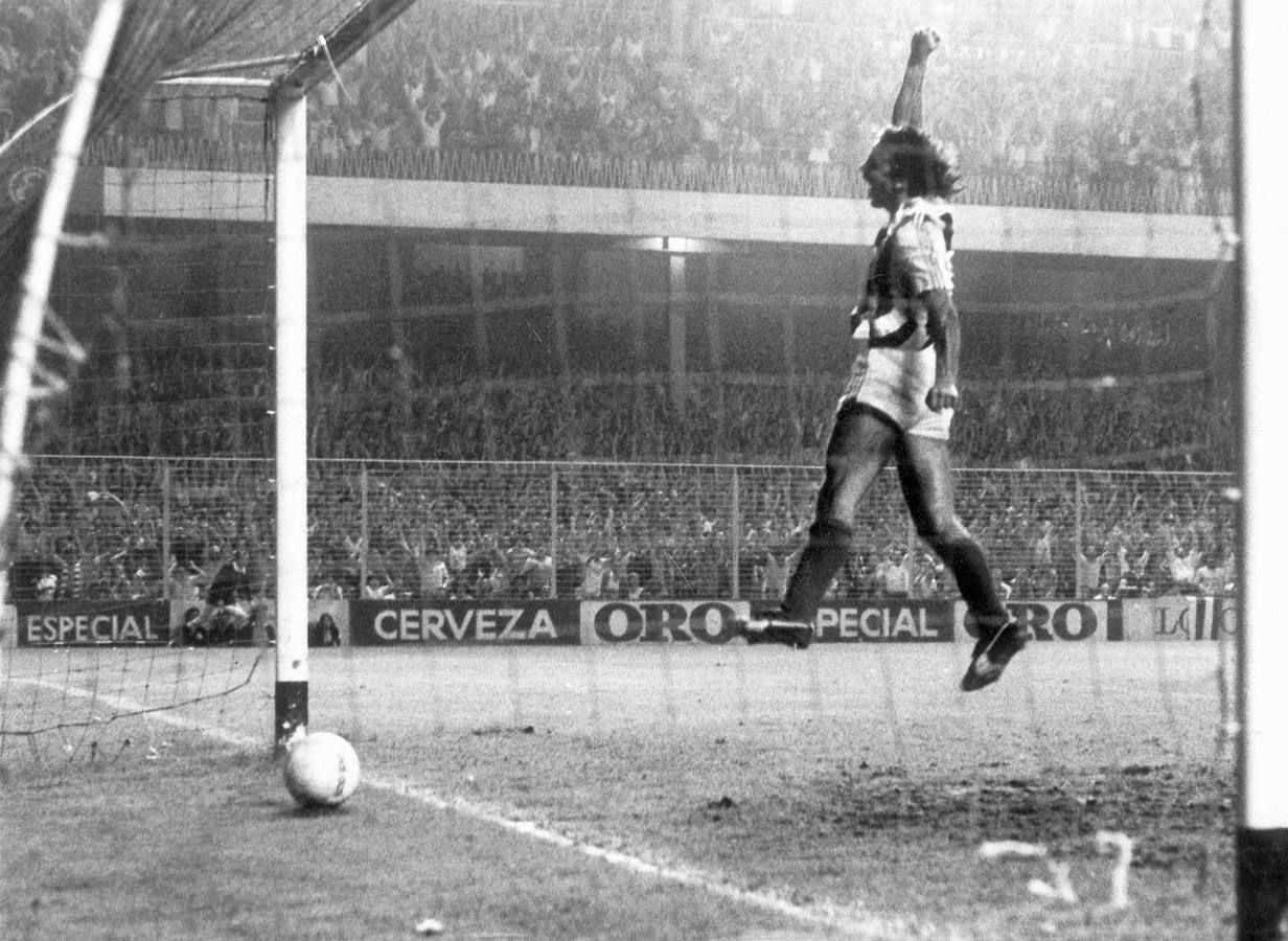  Jesus Mari Satrustegui, exdelantero de la Real Sociedad, celebra un gol en su etapa como jugador.