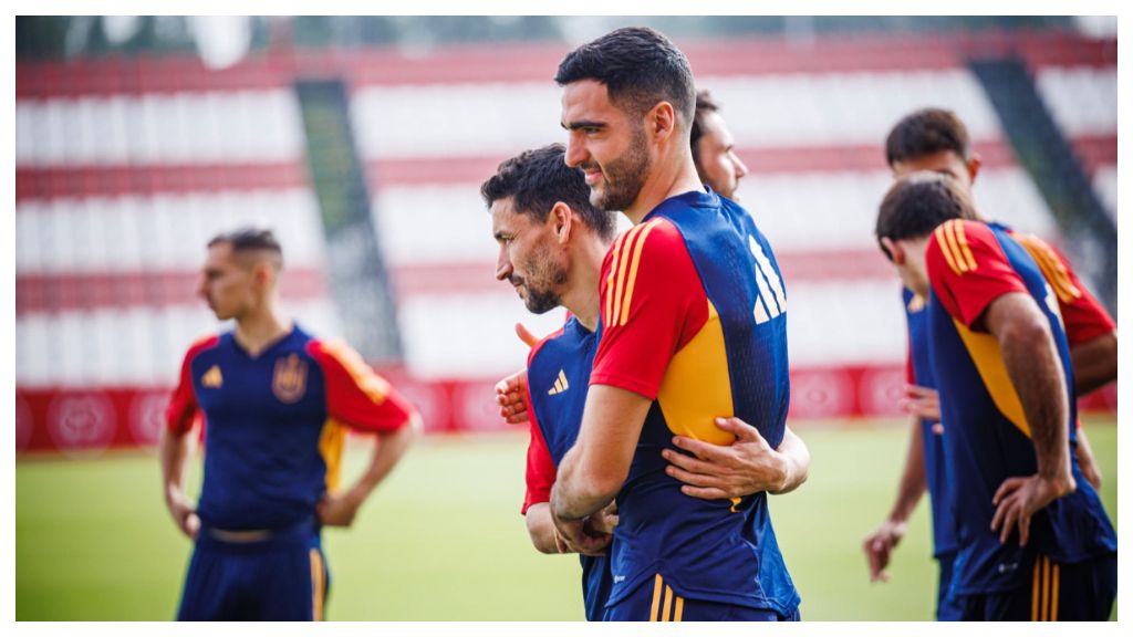  Jesús Navas y Mikel Merino en el entrenamiento de la Selección Española. (Fuente: @SeFutbol)