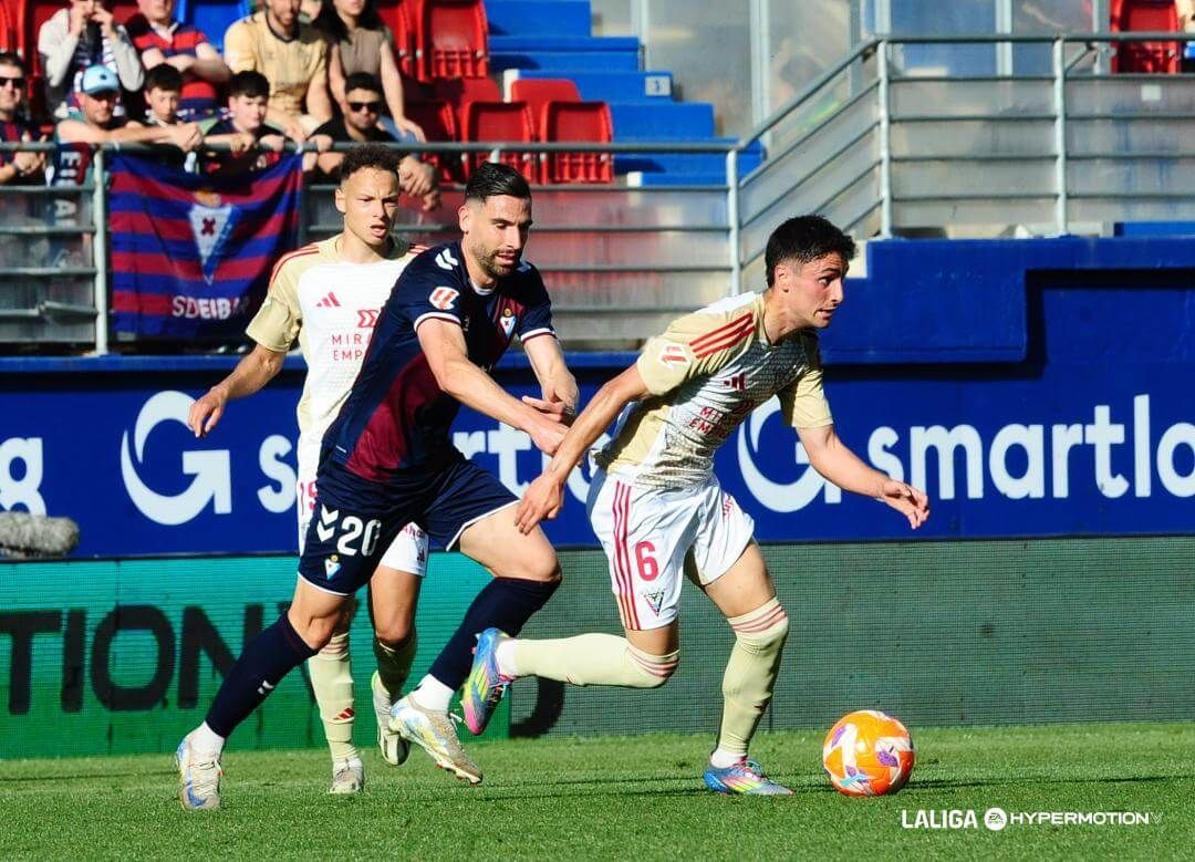  Jon Gorrotxategi conduce la pelota durante el Eibar-Mirandés.