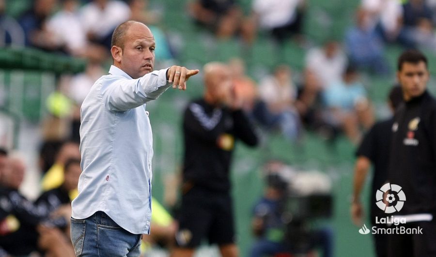  José Alberto hace indicaciones a sus jugadores en el área técnica del Martínez Valero.