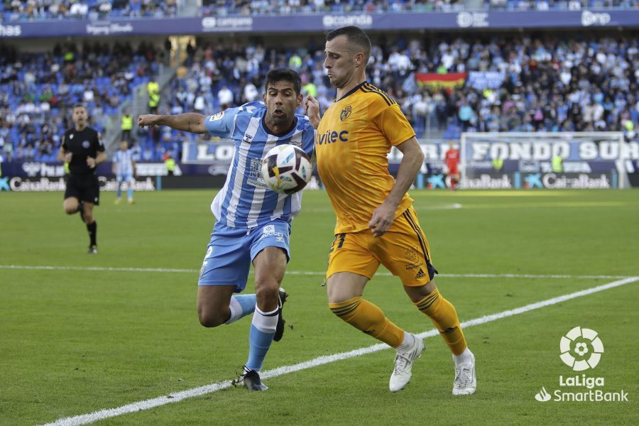 Juanfran, en una jugada del Málaga-Ponferradina (Foto: LaLiga).
